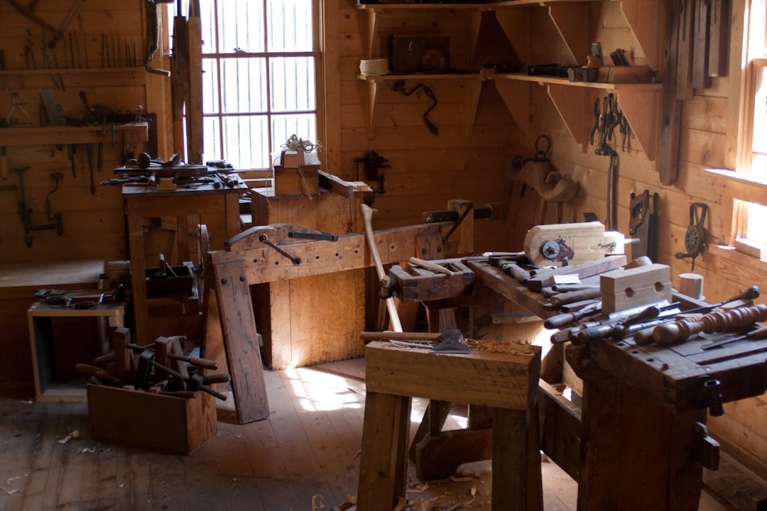 Schrijnwerkersatelier met gereedschap