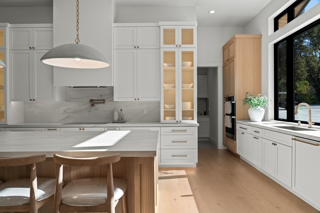 Minimalistische keuken met houten werkblad